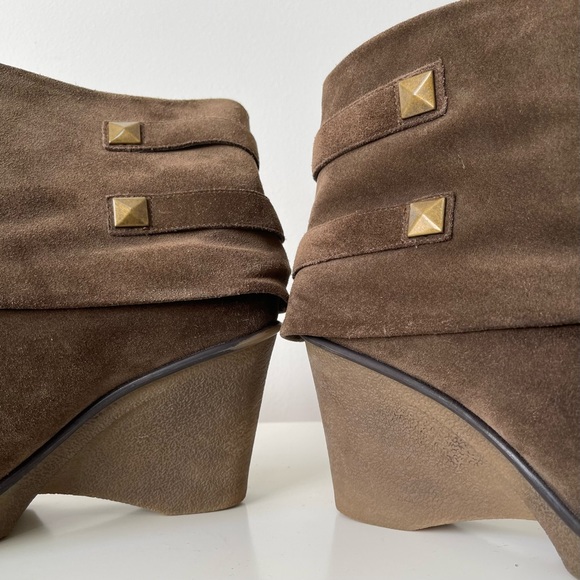 B Makowsky Brown Suede Wedge Boots with Buckles - Picture 8 of 12